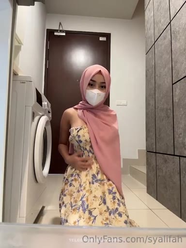 Pembantu abg hijab colmek sebelum nyuci baju